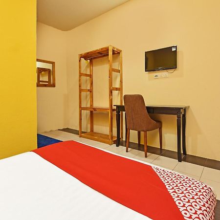 Oyo 90561 Awan Biru Motel 珍南海滩 外观 照片