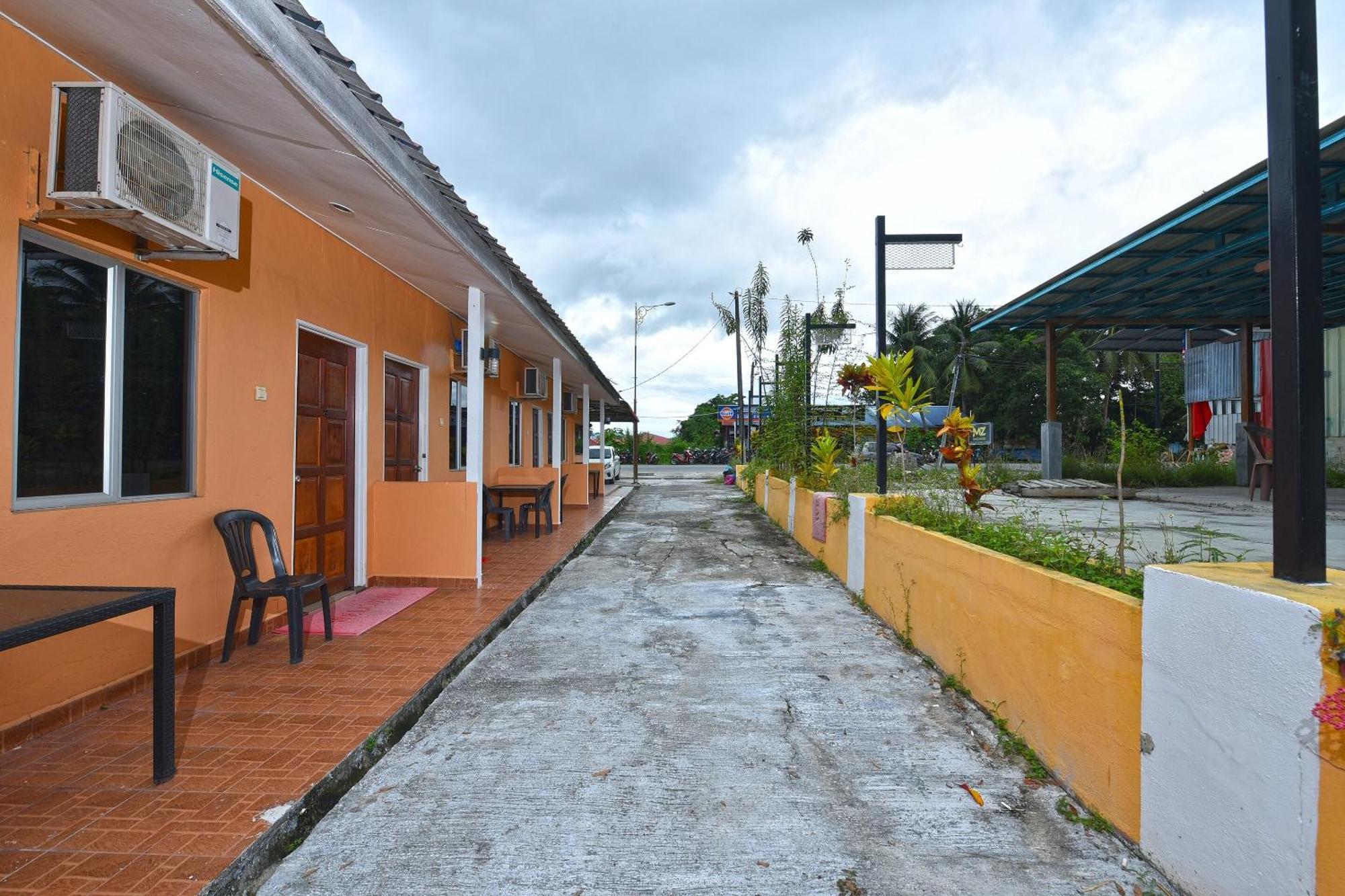 Oyo 90561 Awan Biru Motel 珍南海滩 外观 照片