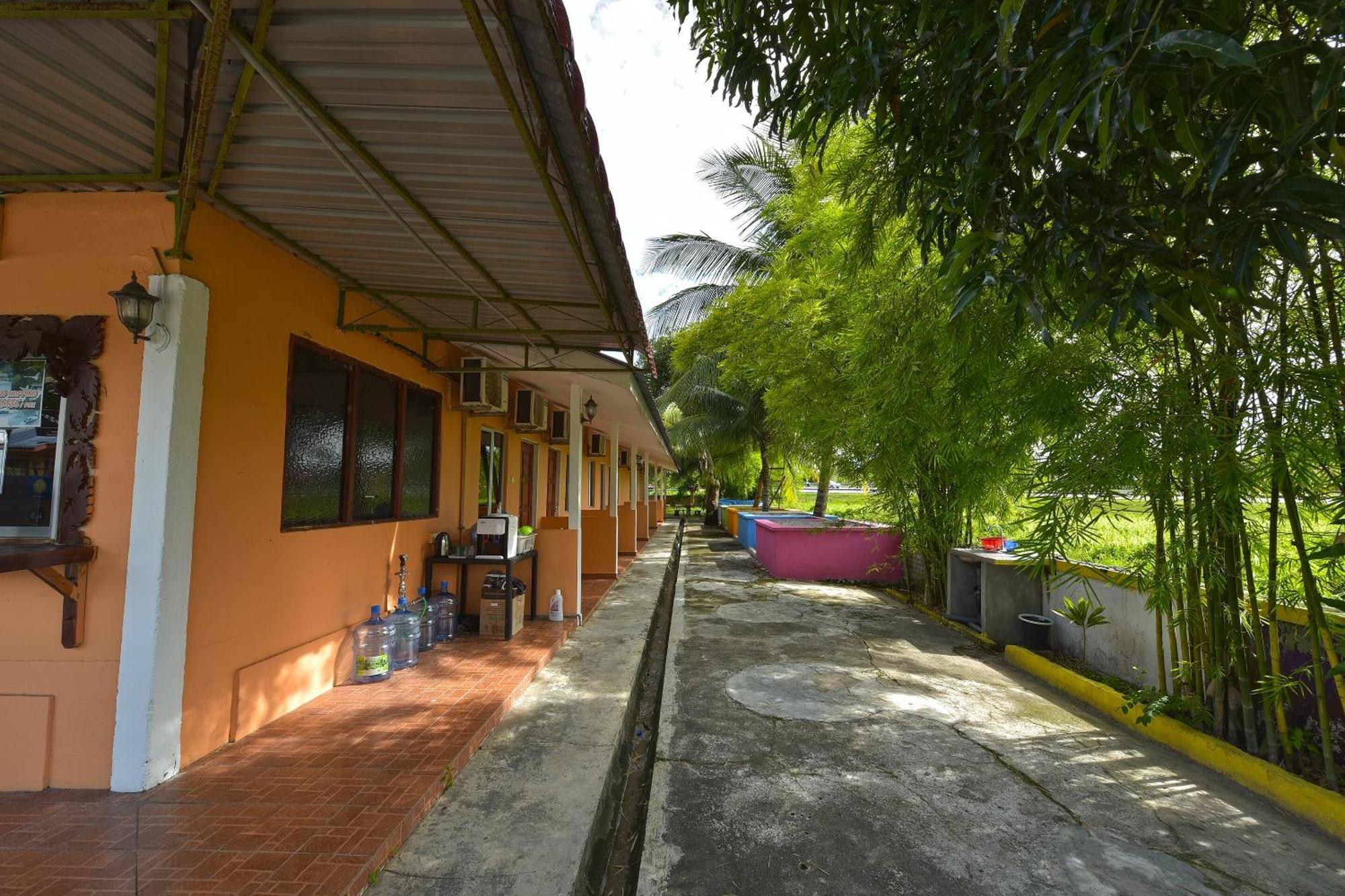 Oyo 90561 Awan Biru Motel 珍南海滩 外观 照片