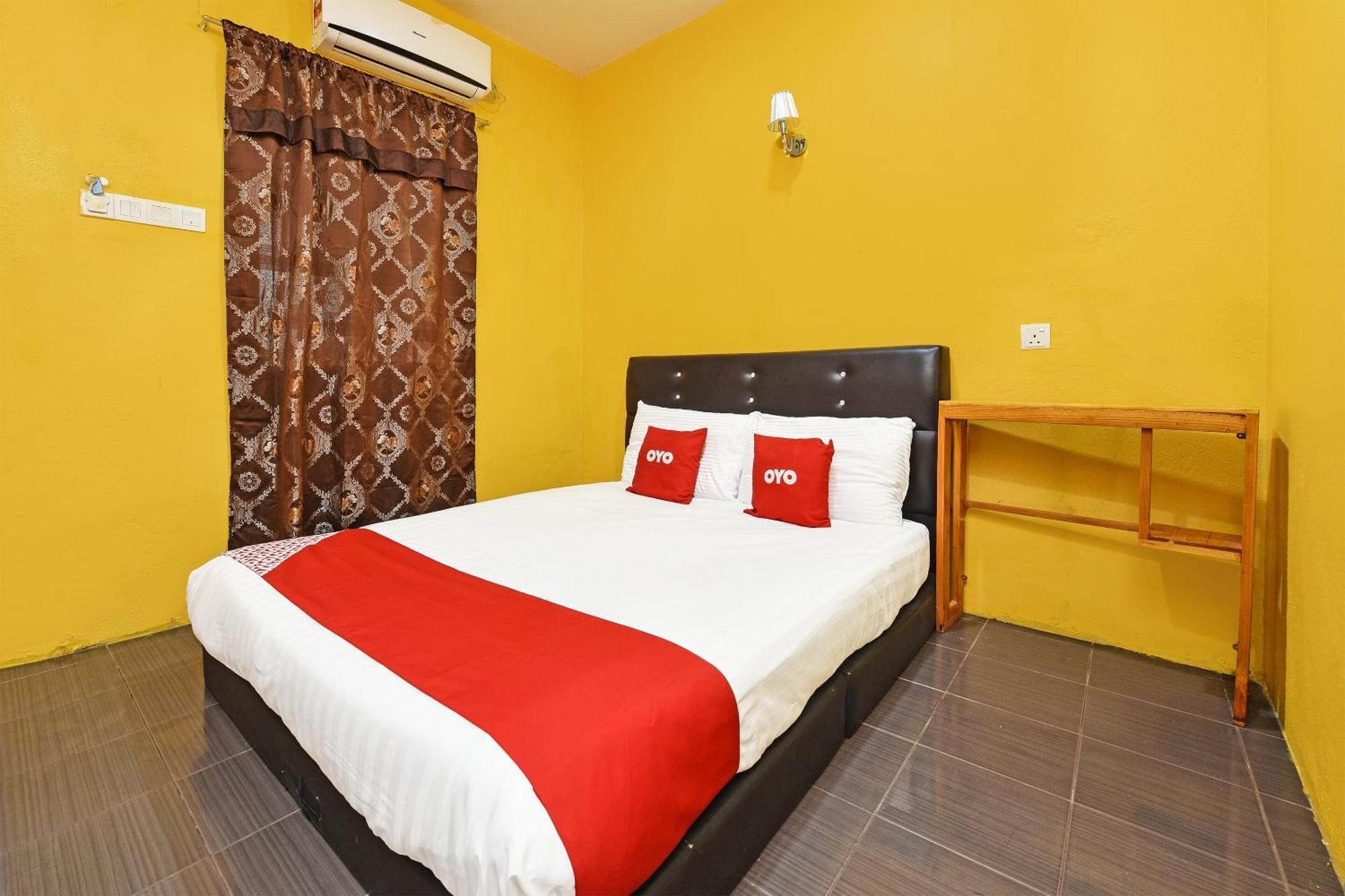 Oyo 90561 Awan Biru Motel 珍南海滩 外观 照片